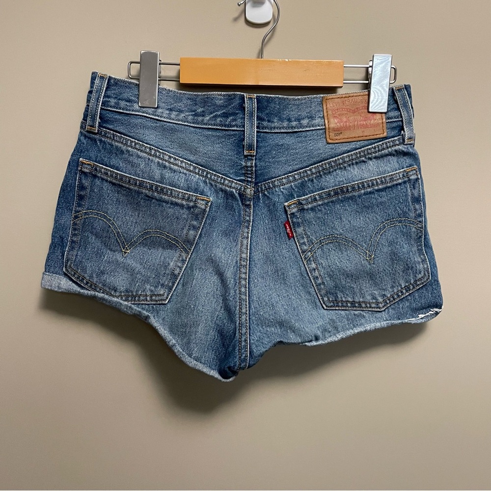 Levi’s 501 Denim Cut Off Rolled Short Medium Wash Women’s Size 26 - Picture 6 of 13